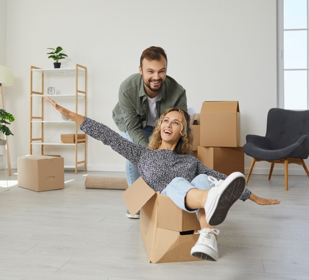 dispositif pinel – un couple heureux venant d’emménager dans leur appartement neuf