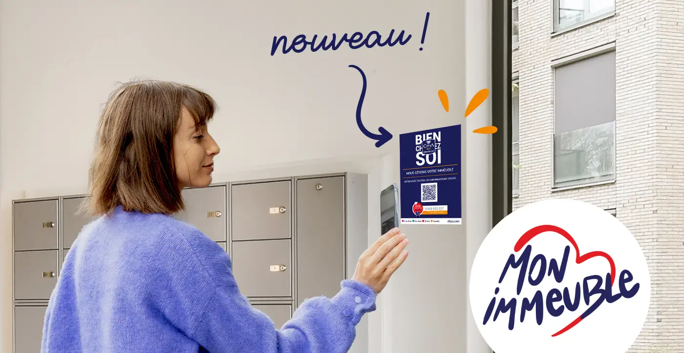 syndic de copropriété – une poignée de main ente deux personnes devant une maquette d’immeuble