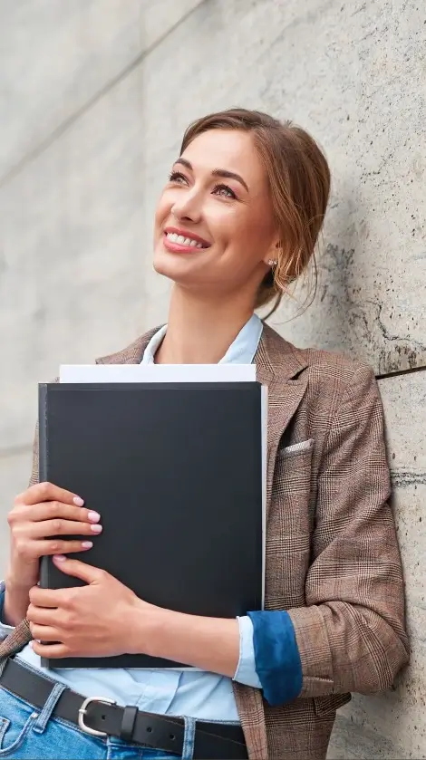 Prêt collectif copropriété – une gestionnaire souriante avec des documents