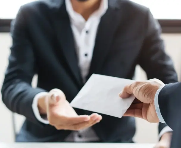 Assurance charges de copropriété impayées – un homme remettant une enveloppe à un autre