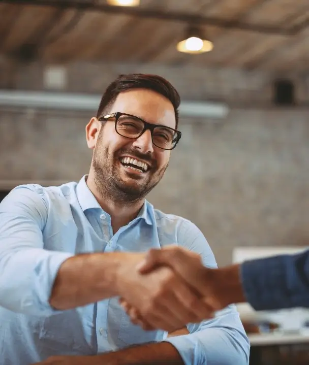 Compromis de vente – un homme souriant serrant la main d’un autre homme