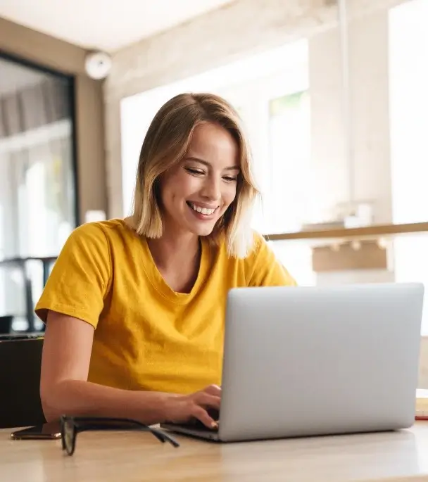 Une femme qui estime son bien sur son ordinateur avec Citya