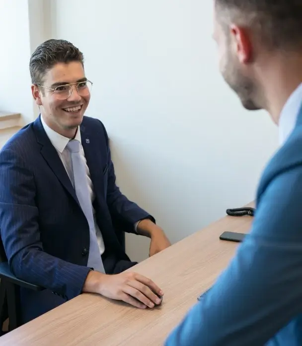 Mandat de vente – une femme souriante et heureuse devant son ordinateur