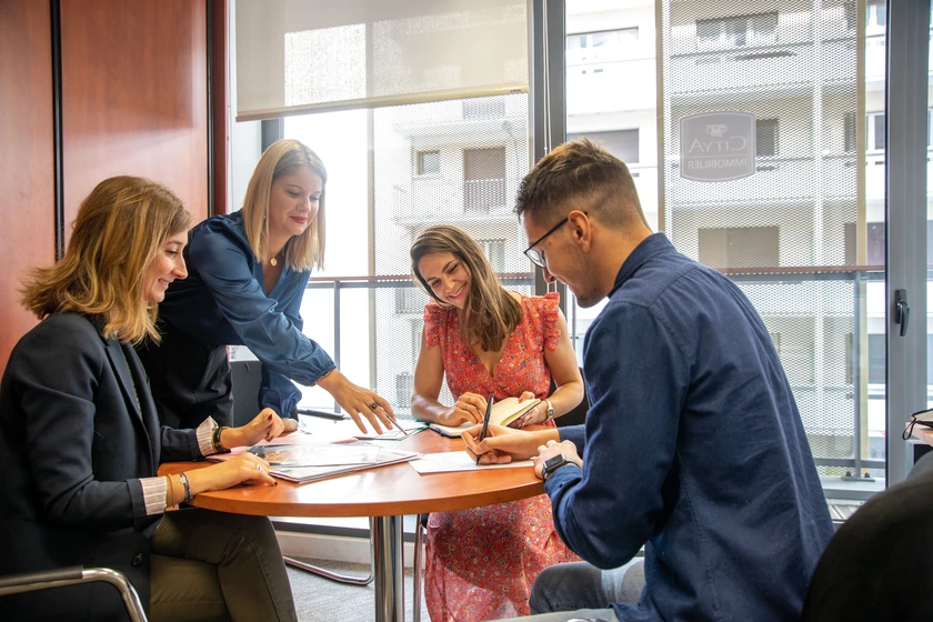 un homme signe des documents