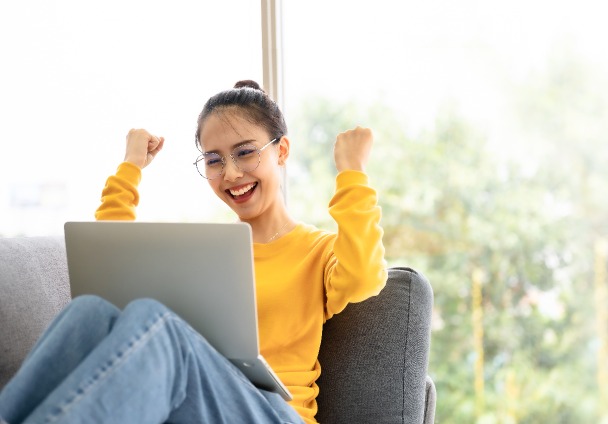 Femme heureuse d'avoir réussie un investissement locatif