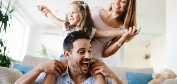 Prix gestion locative – une famille heureuse dans son appartement