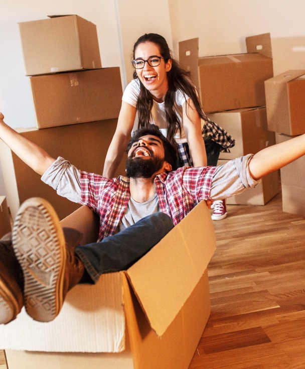 Assurance habitation – un couple heureux emménageant dans son nouvel appartement