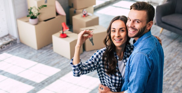 Louer maison – un couple venant de récupérer les clés de sa maison et emménageant