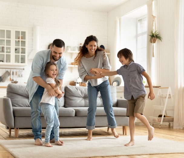 Location immobilière – une famille heureuse s’amusant dans son salon