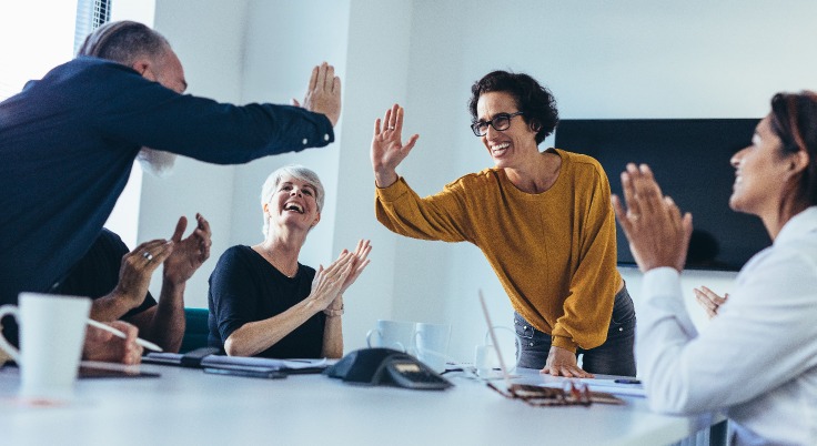 syndic de copropriété – une équipe de gestionnaires en réunion se félicitant