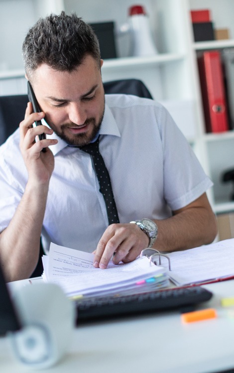 syndic immobilier – un gestionnaire de copropriété au téléphone