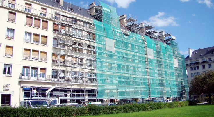 syndic de copropriété – une photo de façades urbaines dont l’un des immeubles est en rénovation