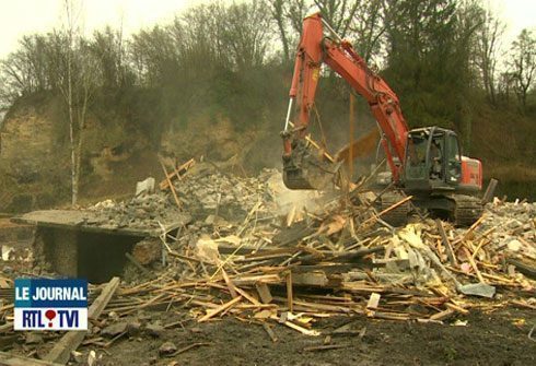 Un grutier se trompe de cible et démolit la maison voisine !