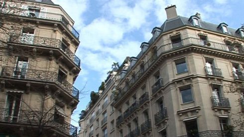 Logements anciens: nouvelle légère baisse des prix à Paris