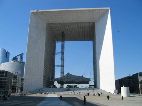 Fragile, l'Arche de la Défense reste sous étroite surveillance