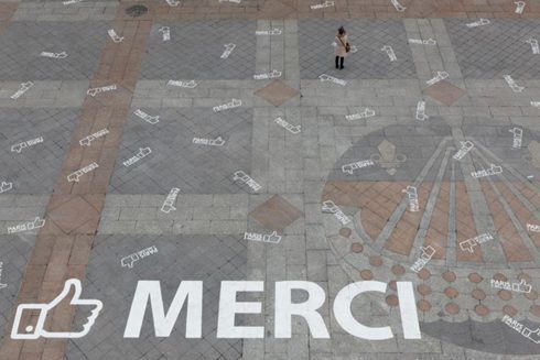 Paris... la ville adresse un Merci géant à ses 2 millions de fans