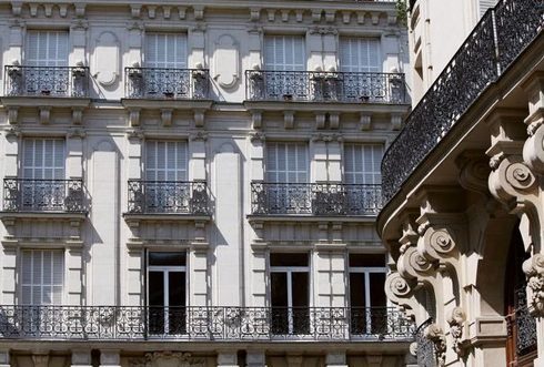 Afflux de logements de luxe à cause du départ de riches Français