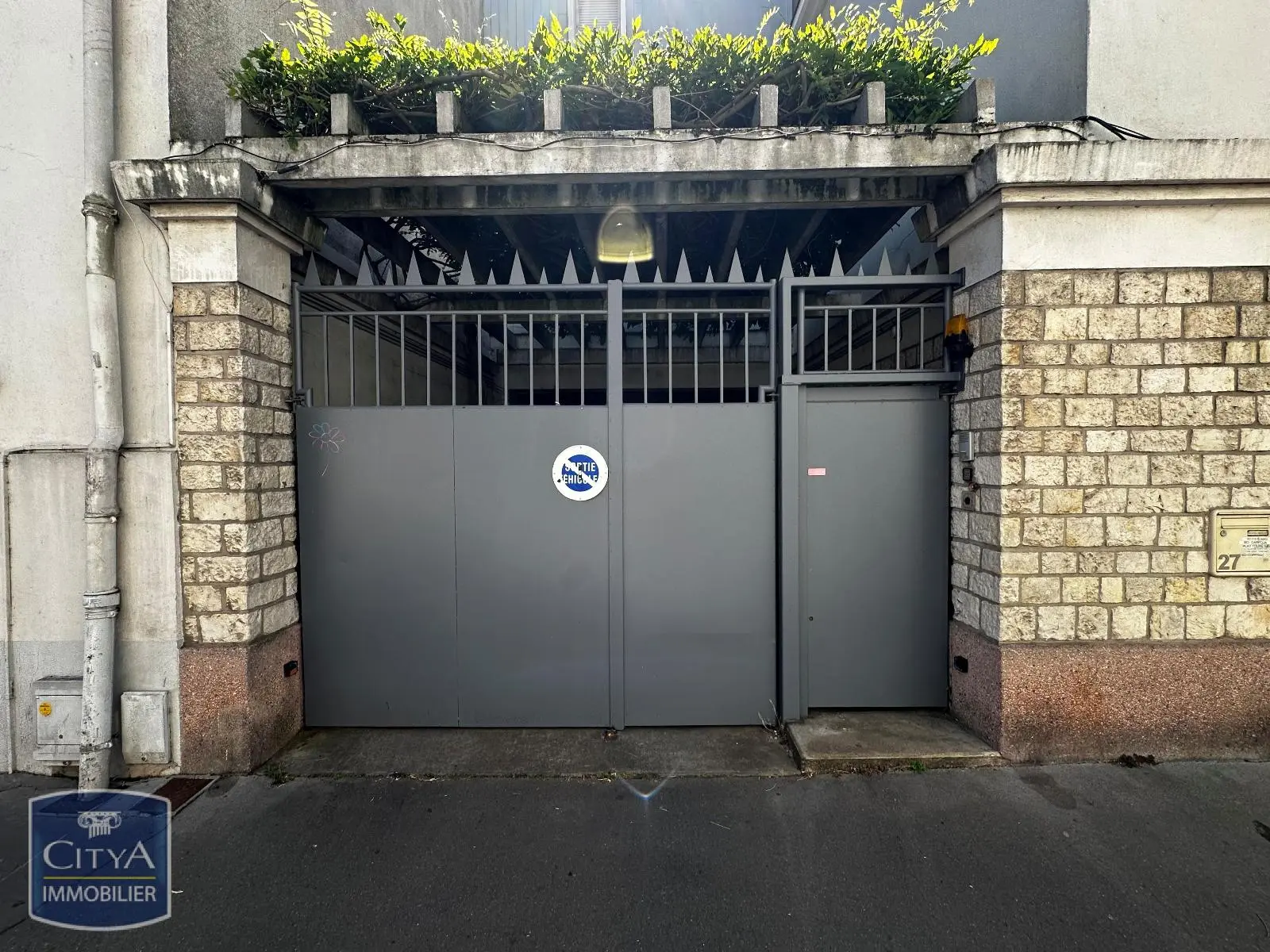 Photo 1 Parking