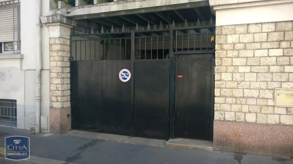 Photo 1 Parking