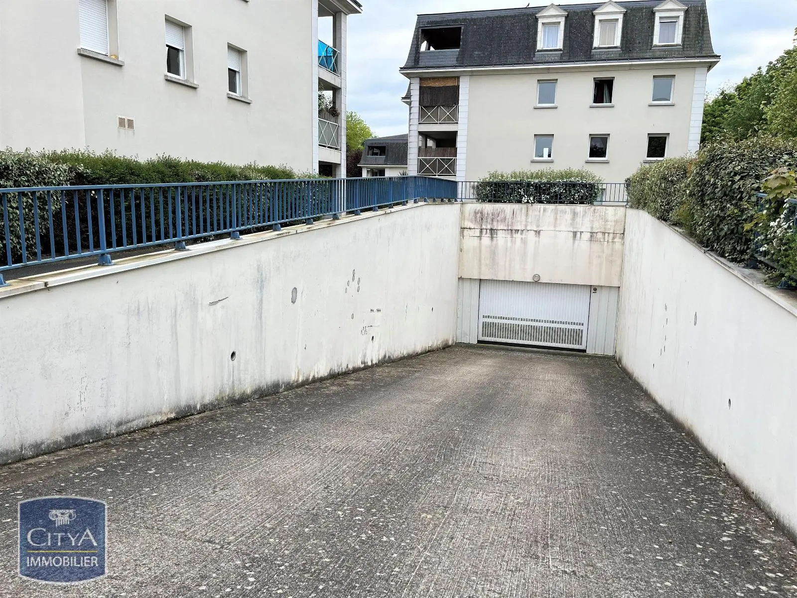 Photo 2 Parking