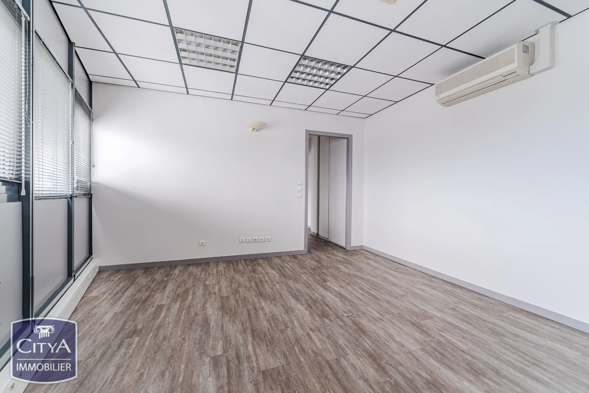 Photo 2 Local Professionnel 77m²