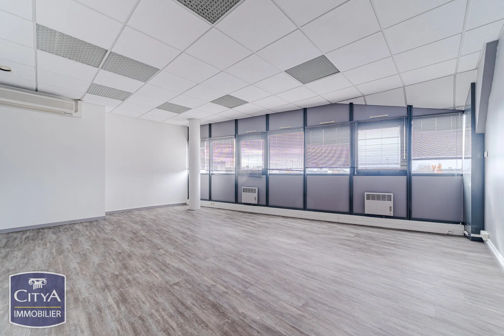 Photo 1 Local Professionnel 77m²
