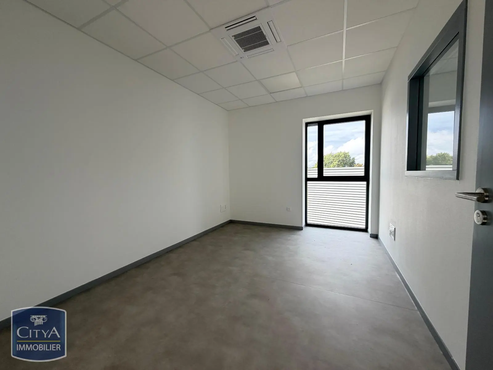 Photo 10 local commercial Rouillon