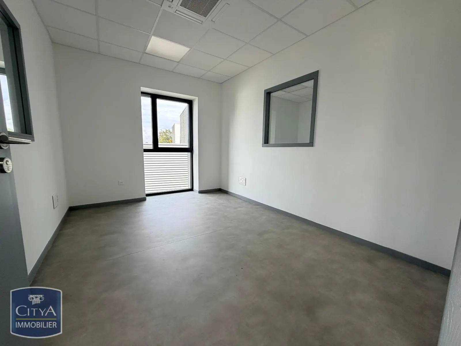 Photo 11 local commercial Rouillon