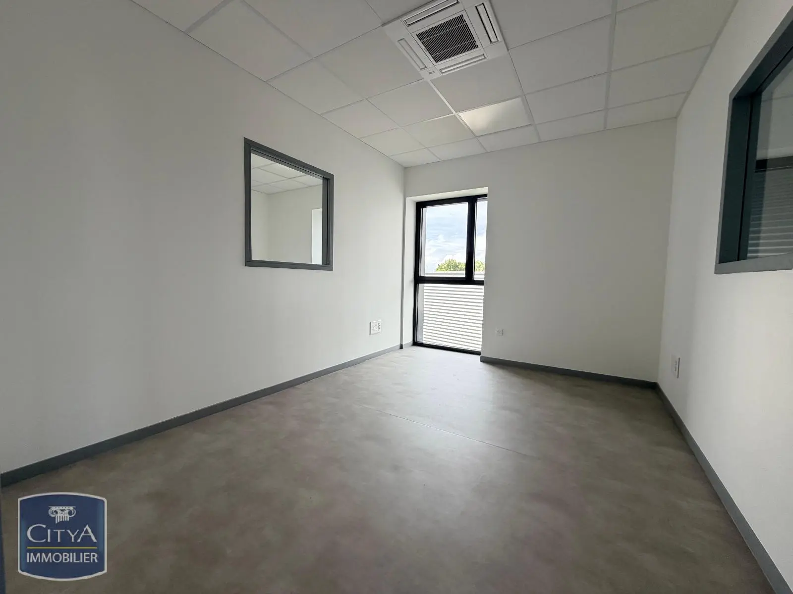 Photo 12 local commercial Rouillon