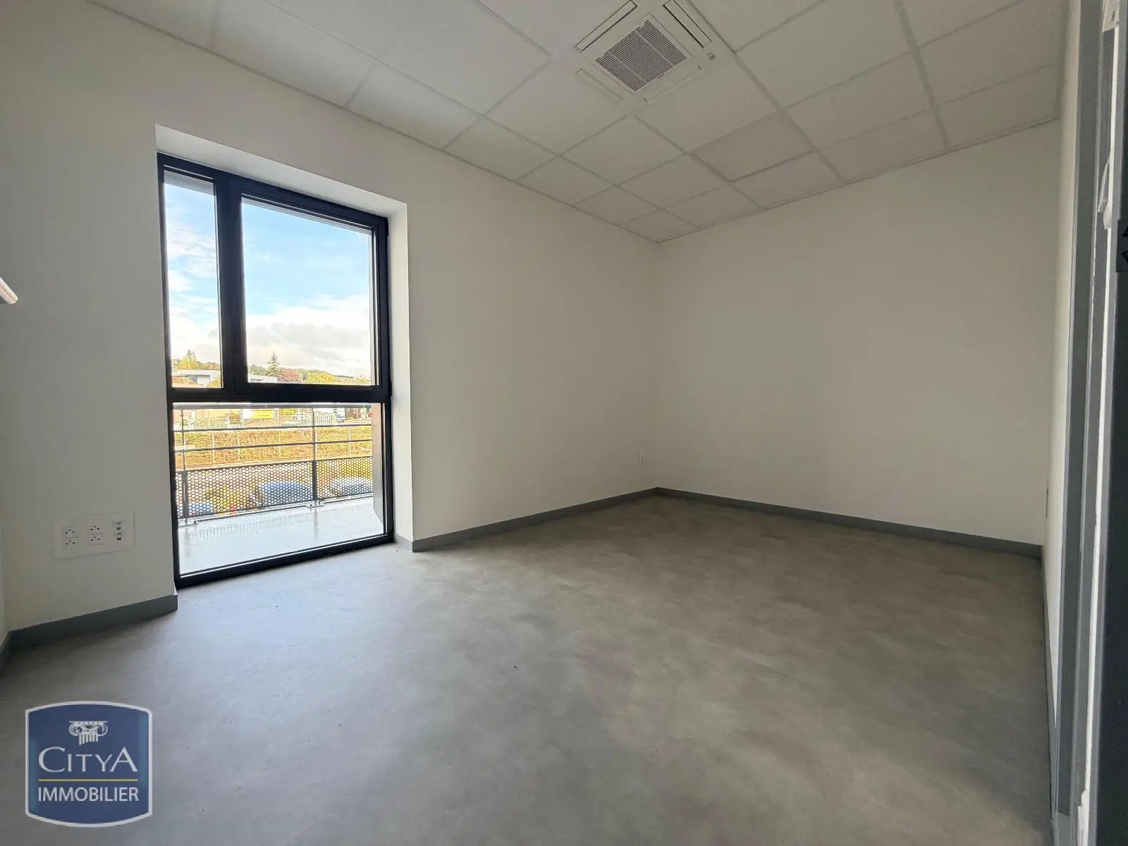 Photo 14 local commercial Rouillon