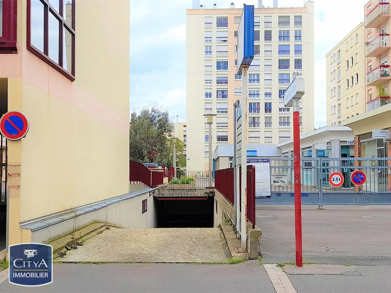 Photo 2 Parking