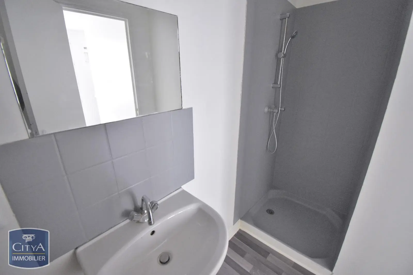 A LOUER STUDIO NON MEUBLE CENTRE VILLE