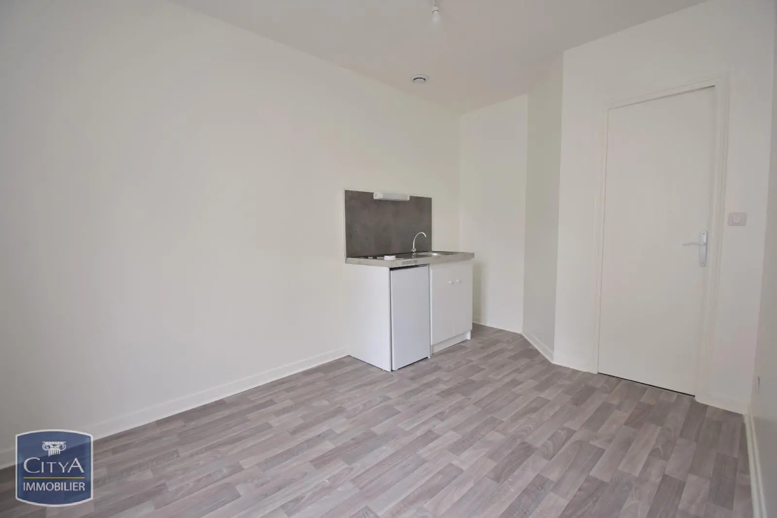 A LOUER STUDIO NON MEUBLE CENTRE VILLE