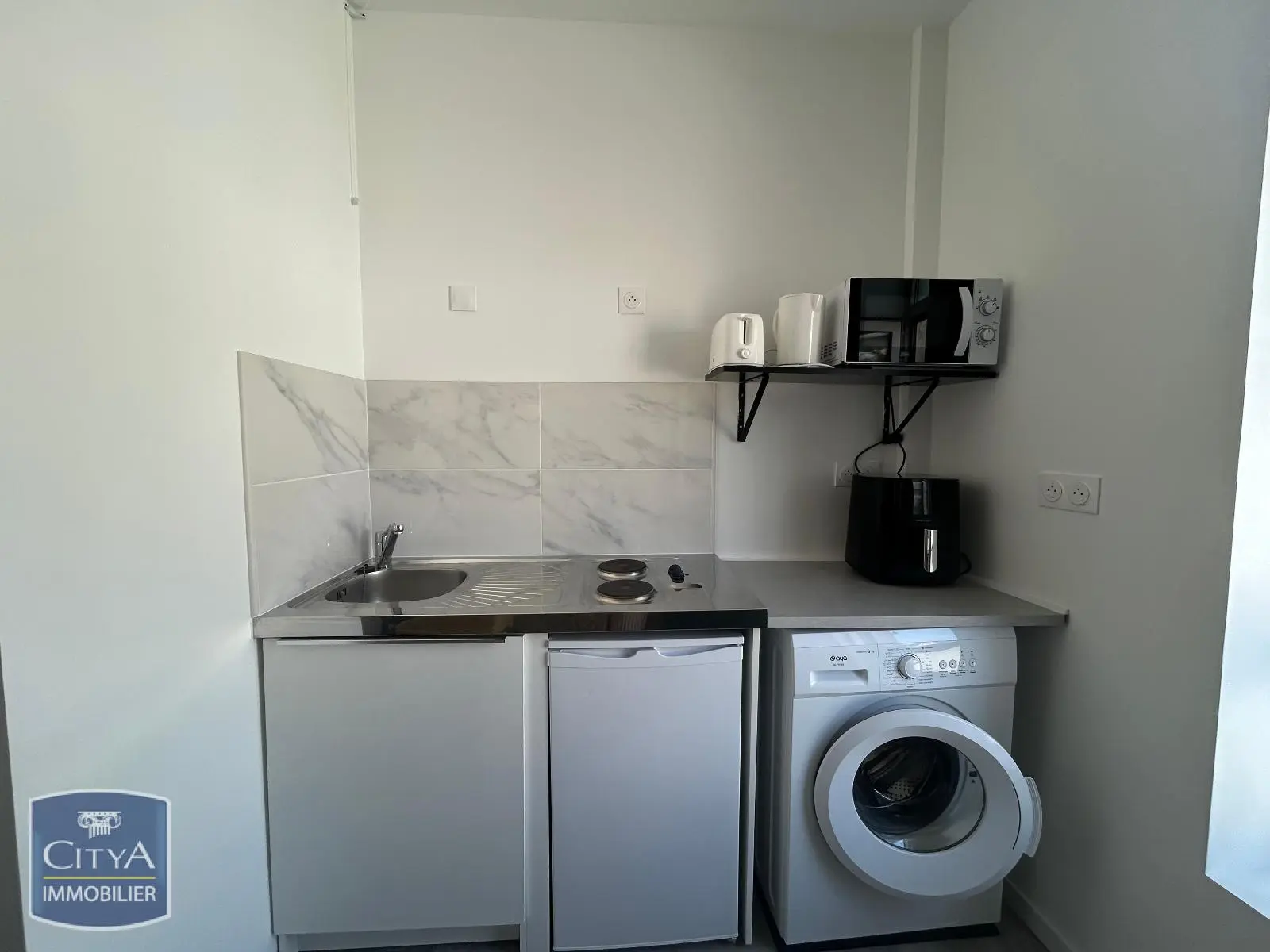 A LOUER STUDIO MEUBLE PROCHE CENTRE