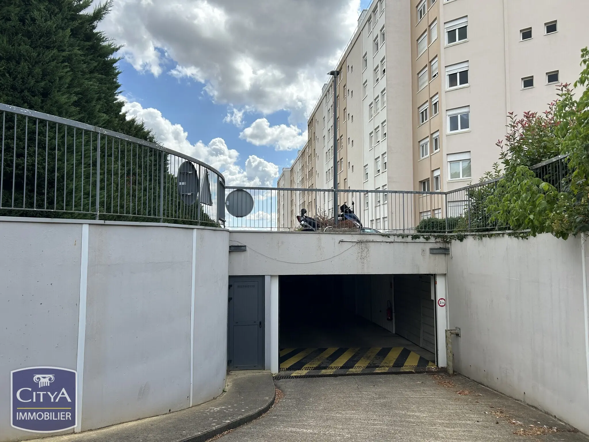 Photo 3 Parking