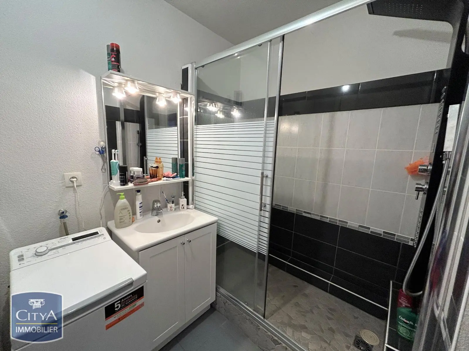 A VENDRE T3 DOUCHE LOCATAIRE EN PLACE IMMEUBLE RÉCENT BUS PROCHE DU CENTRE 2 CHAMBRES PARKING