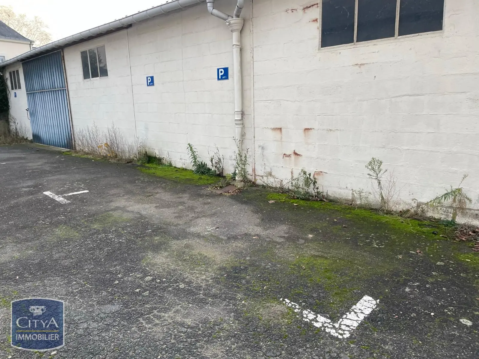 Photo 2 Parking