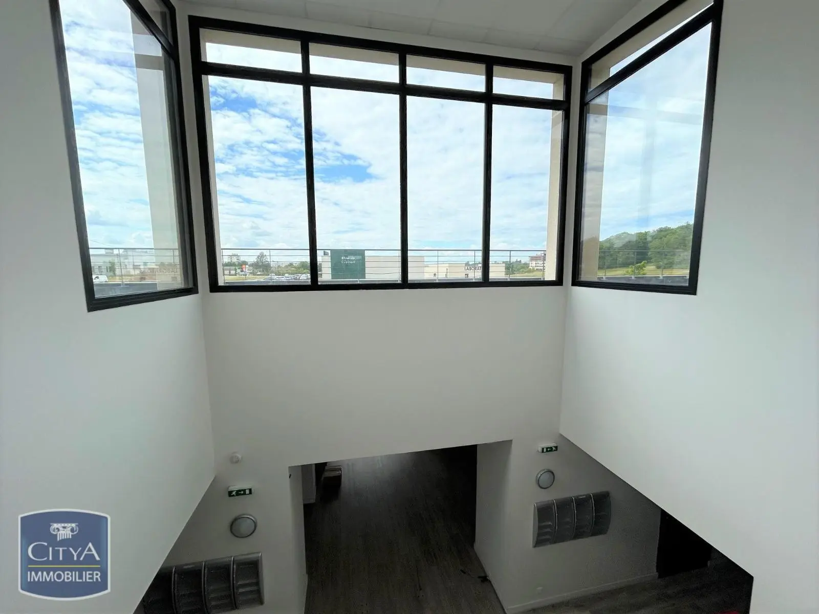 Photo 4 Local Commercial 986m²