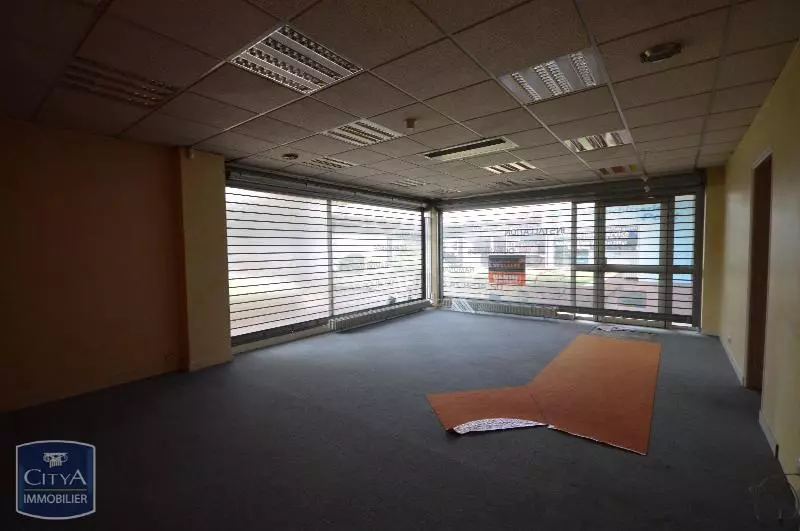 Illustration pour Local Commercial 70m² Photo Local Commercial 70m²