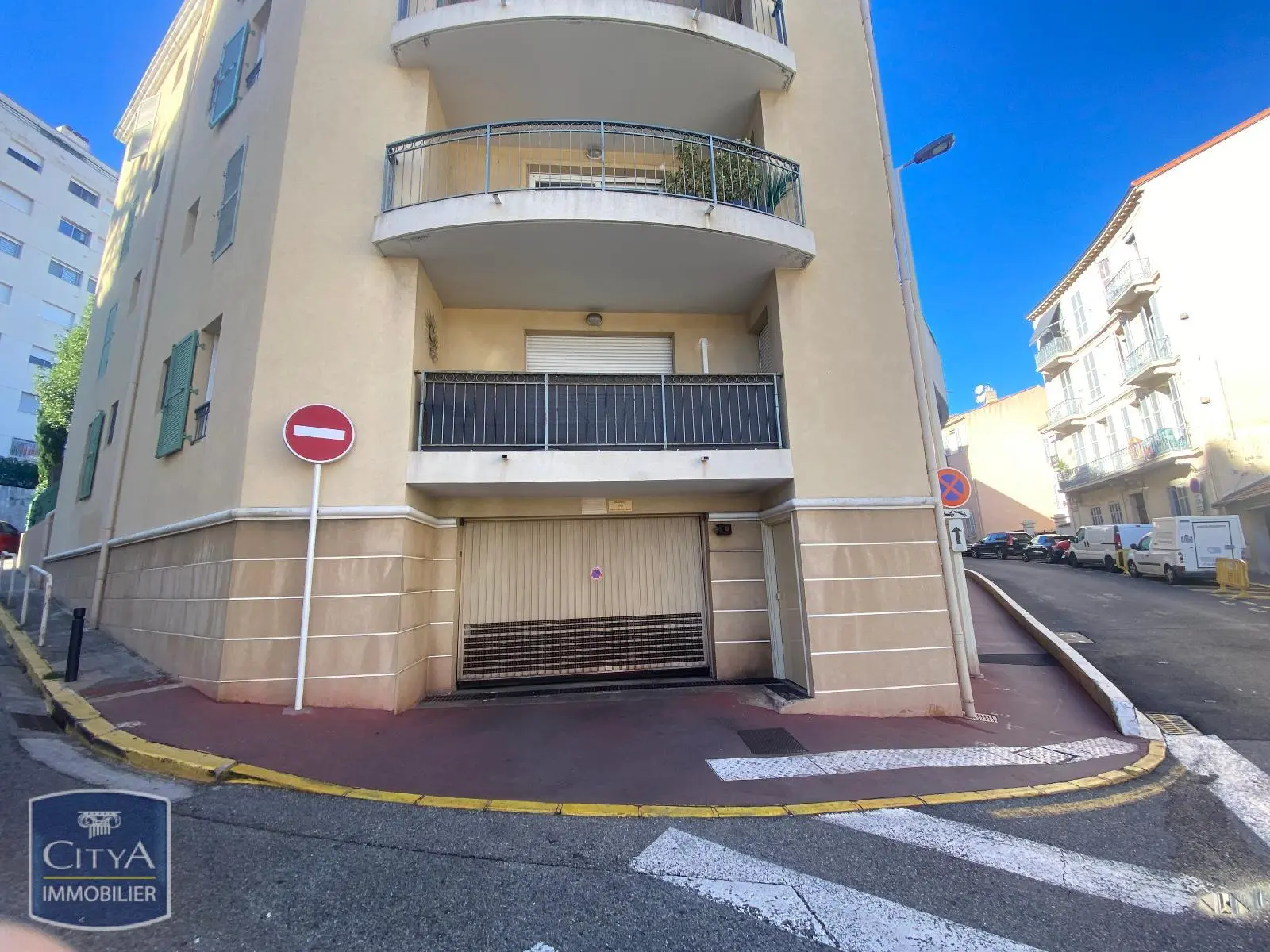 Photo 2 Parking