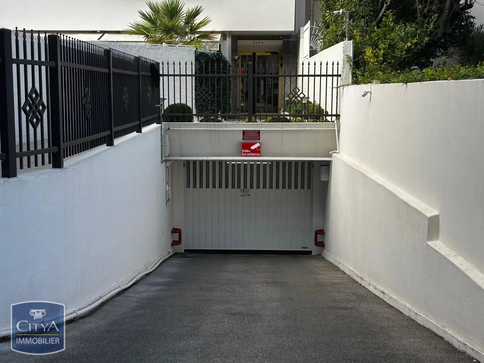 Photo 2 Parking