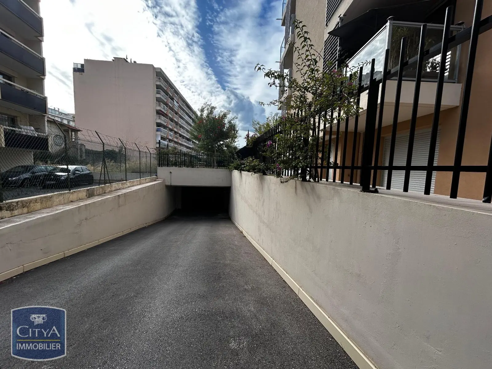 Photo 2 Parking