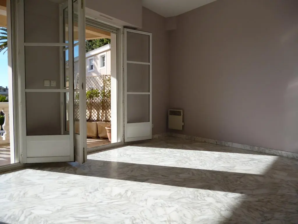 A LOUER 3 PIECES CIMIEZ AVEC GARAGE PISCINE ET TERRASSE 06000