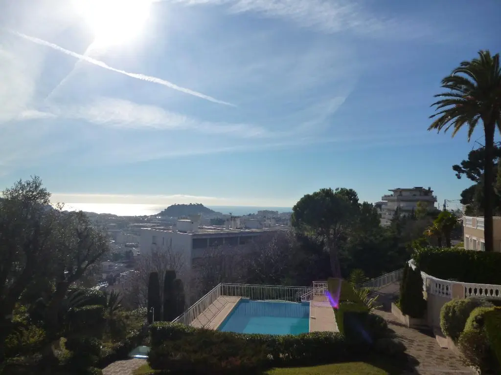 A LOUER 3 PIECES CIMIEZ AVEC GARAGE PISCINE ET TERRASSE 06000
