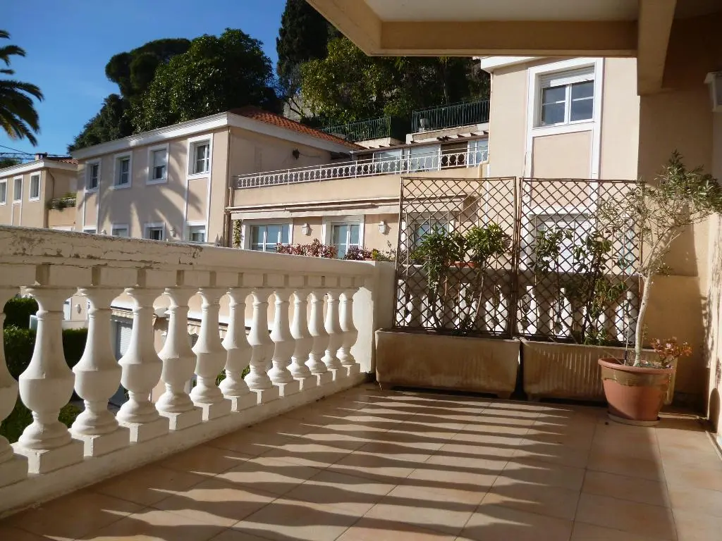A LOUER 3 PIECES CIMIEZ AVEC GARAGE PISCINE ET TERRASSE 06000