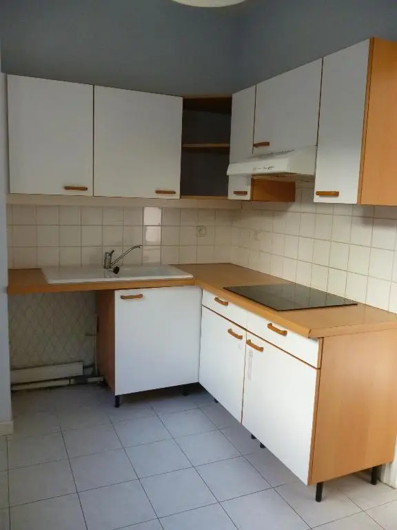 A LOUER 3 PIECES CIMIEZ AVEC GARAGE PISCINE ET TERRASSE 06000
