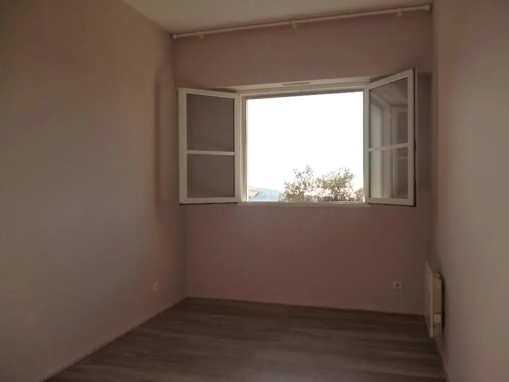 A LOUER 3 PIECES CIMIEZ AVEC GARAGE PISCINE ET TERRASSE 06000