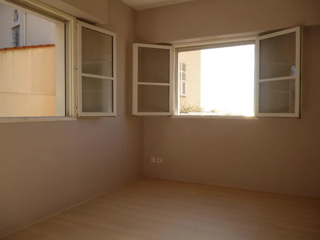 A LOUER 3 PIECES CIMIEZ AVEC GARAGE PISCINE ET TERRASSE 06000