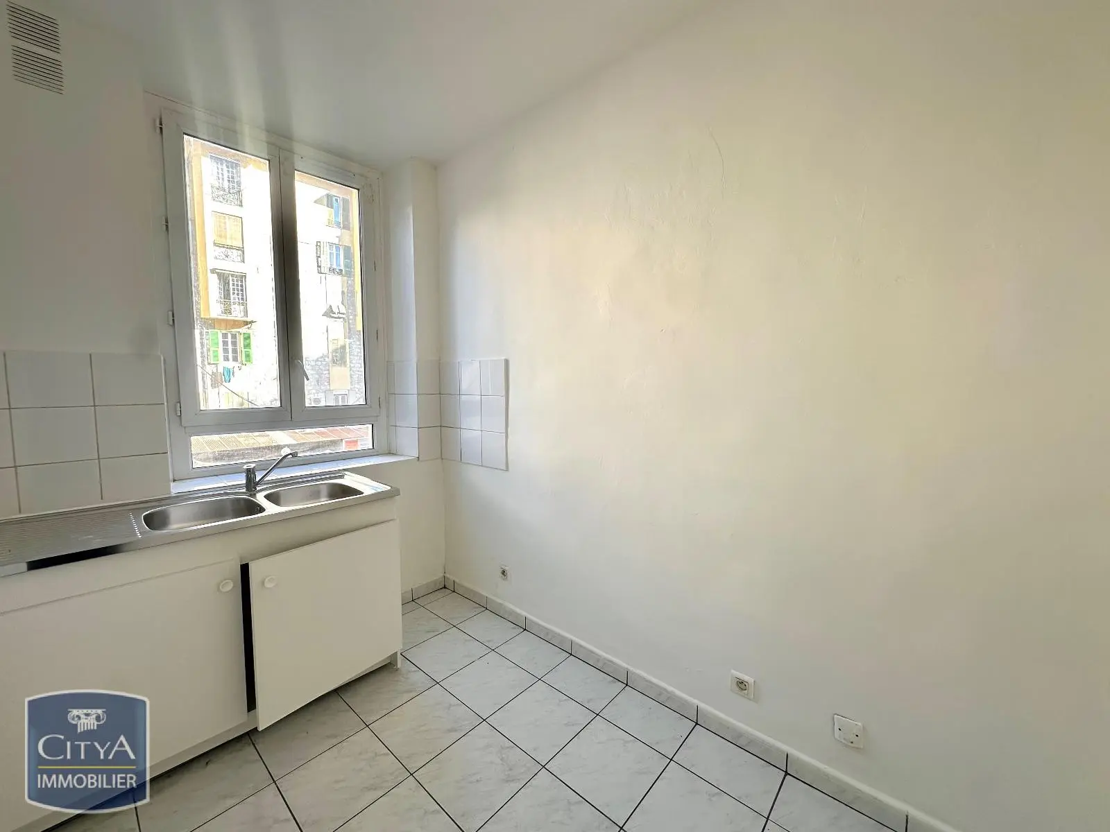 STUDIO CENTRE VILLE RUE DELILLE A LOUER