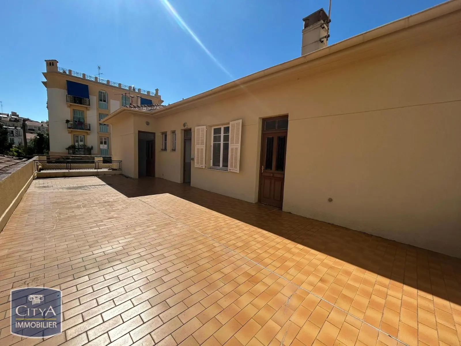 Photo 1 Local Professionnel 3 pièces 72.8m²